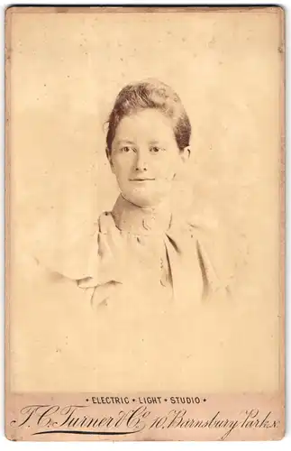 Fotografie T. C. Turner, London, Barnsbury Park 10, Junge Frau trägt hochgeschlossenes Kleid