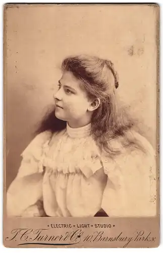 Fotografie T. C. Turner, London, Barnsbury Park 10, Junges Mädchen in Spitzenverziertem Kleid mit weiten Ärmeln