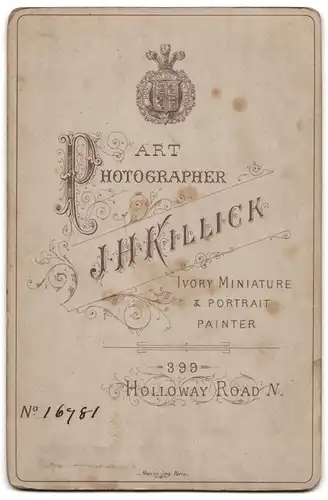 Fotografie J. H. Killick, London, Holloway Road 399, Dame mit gelockten Haaren trägt Kleid mit weisser Kragenpartie