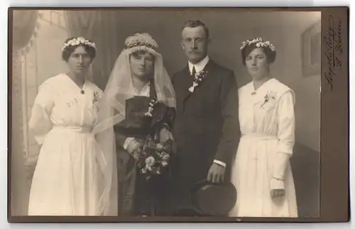 Fotografie Leopold Rogg, St. Blasien, Portrait eines Hochzeitspaares mit Brautjungfern