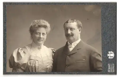 Fotografie F. O. Lundt, Berlin, Unter den linden 24, Dame in hellem spitzenverziertem Kleid und Mann mit Schnauzbart
