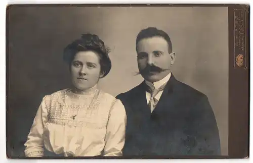 Fotografie C. Hirtes, Gelnhausen, Mann mit stattlichem Schnauzbart und Dame in weissem Kleid