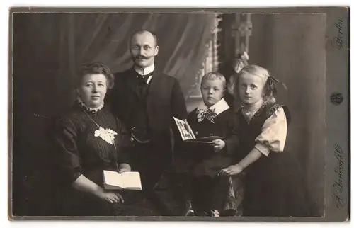 Fotografie A. Jandorf & Co., Berlin, Brunnen Str. 19-21, Mann und Frau mit Tochter und Kleinkind