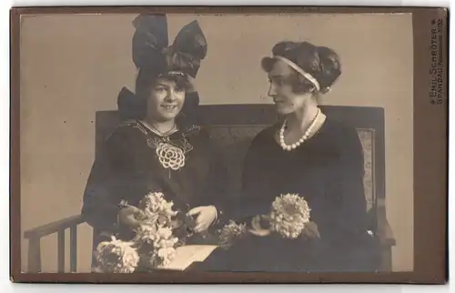 Fotografie Emil Schröter, Berlin-Spandau, Potsdamer Str 31, Dame mit auffallendem Haarschmuck und Dame mit Perlenkette