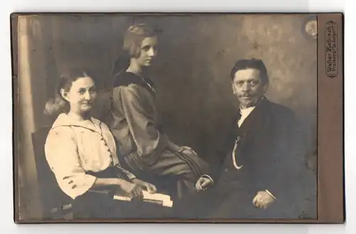 Fotografie Walter Zebisch, Freiberg i / Sa., Burgstr. 7, Dame mit gestreiftem Kleid mit Mann und Tochter