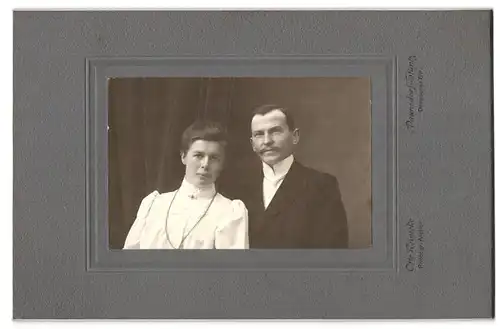 Fotografie Otto Reinicke, Paunsdorf-Stüntz, Dresdener Str., Dame mit zurückgebundenen Haaren und langer Kette mit Mann