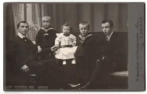 Fotografie C. Wilhelm, Coblenz, Zwei junge Männer mit zwei Jungen in Matrosenuniform und Mädchen in Kleid