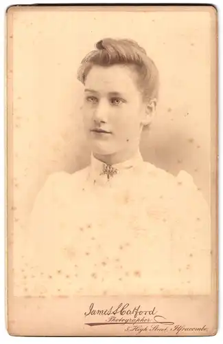 Fotografie James & Catford, Ilfracombe, 5, High Street, Portrait junge Dame mit zeitgenössischer Frisur