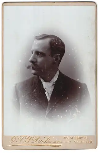 Fotografie G. J. Y. Dickingson, Sheffield, 327, Glossop Rd., Portrait modisch gekleideter Herr mit Schnauzbart