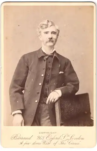 Fotografie Barraud, London, 263, Oxford St., Portrait modisch gekleideter Herr mit Schnurrbart