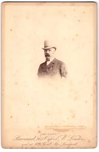 Fotografie Barraud, London, 263, Oxford St., Portrait modisch gekleideter Herr mit Schnurbart und Hut