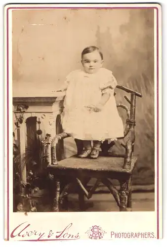 Fotografie John J. Avery & Sons, London, 28, Jubilee Street, Portrait niedliches Kleinkind im weissen Kleid