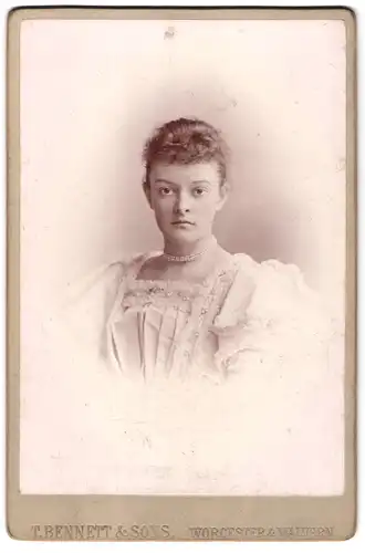Fotografie T. Bennett & Sons, Worcester, 8, Broad St., Portrait junge Dame im hübschen Kleid