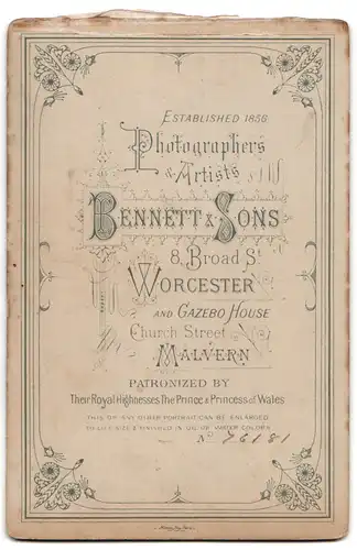 Fotografie T. Bennett & Sons, Worcester, 8, Broad St., Portrait Kinderpaar in modischer Kleidung