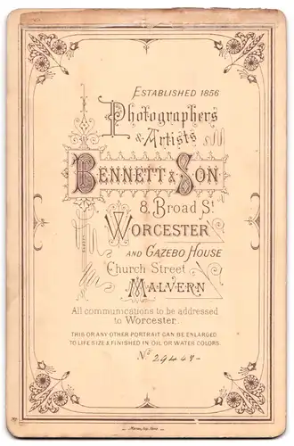 Fotografie T. Bennett & Sons, Worcester, 8, Broad St., Portrait modisch gekleideter Herr mit Schnurrbart