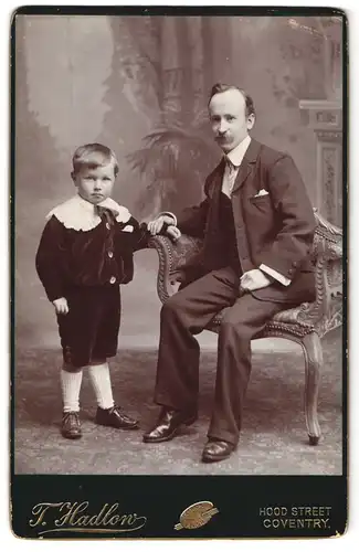 Fotografie T. Hadlow, Coventry, Hood Street, Portrait bürgerlicher Herr mit kleinem Jungen