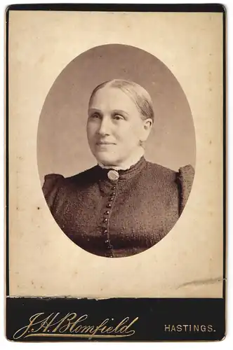 Fotografie J. H. Blomfield, Hastings, Brustportrait bürgerliche Dame mit zurückgebundenem Haar