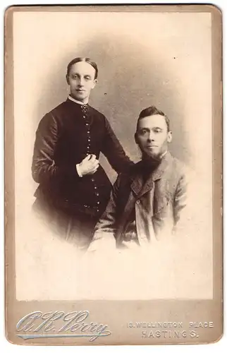 Fotografie A. R. Perry, Hastings, 13, Wellington Place, Portrait junges Paar in modischer Kleidung