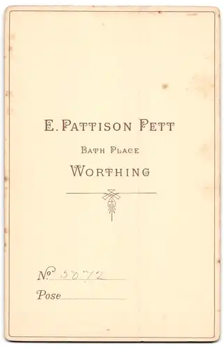 Fotografie E. Pattison Pett, Worthing, Bath Place, Portrait älterer Herr im Anzug mit Vollbart