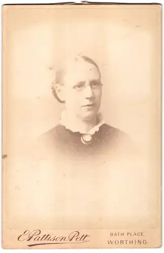 Fotografie E. Pattison Pett, Worthing, Bath Place, Portrait junge Dame mit Brille und Kragenbrosche