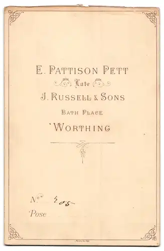 Fotografie E. Pattison Pett, Worthing, Bath Place, Portrait junge Dame mit Brille und Kragenbrosche