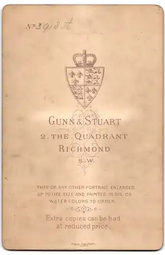 Fotografie Gunn & Stuart, Richmond, 2, The Quadrant, Portrait bürgerliche Dame mit Haube an Sessel gelehnt