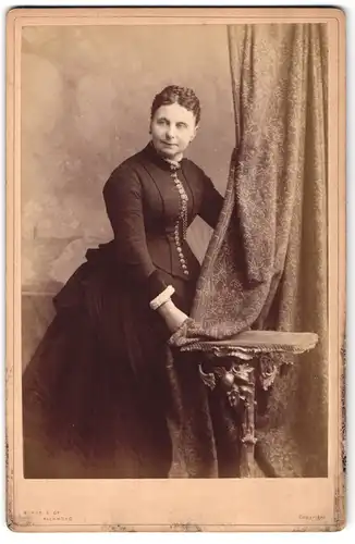 Fotografie Byrne & Co., Richmond, Hill Street, Portrait bürgerliche Dame am Vorhang