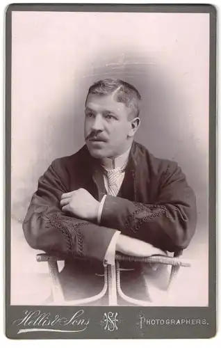 Fotografie Hellis & Sons, London, 211 & 213, Regent Street, Portrait modisch gekleideter Herr mit Schnurrbart