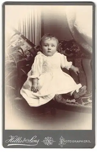 Fotografie Hellis & Sons, London, 211 & 213, Regent Street, Portrait niedliches Kleinkind im weissen Kleid