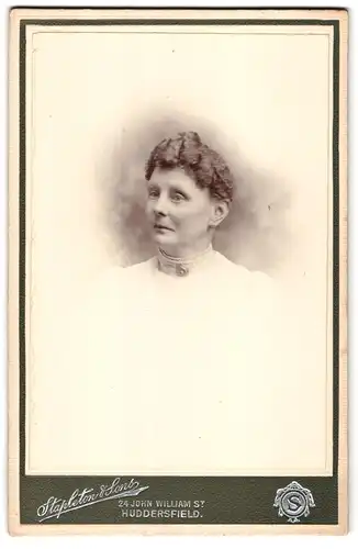 Fotografie Stapleton & Sons, Huddersfield, 24 John William St., Portrait ältere Dame mit Kragenbrosche
