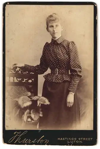 Fotografie Thurston, Luton, Hastings Street, Portrait junge Dame in gepunkteter Bluse und Rock