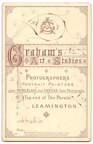 Fotografie Graham`s Art Studios, Leamington, Geistlicher am Tisch sitzend