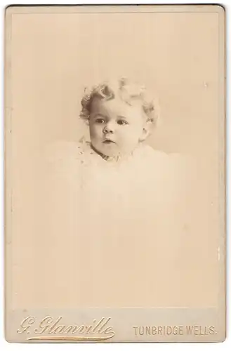 Fotografie G. Glanville, Tunbridge Wells, 1 & 2, The Broadway, Portrait niedliches Kleinkind mit blonden Haaren