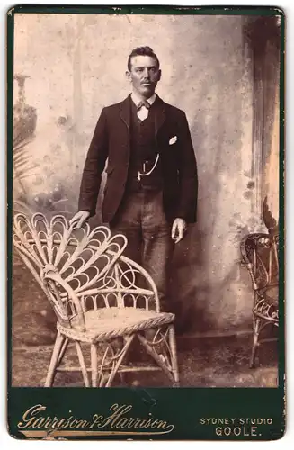 Fotografie Garrison & Harrison, Goole, Portrait modisch gekleideter Herr an Stuhl gelehnt