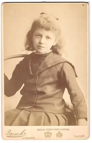 Fotografie Byrne & Co., Richmond, Hill Street, Portrait kleines Mädchen in moidscher Kleidung