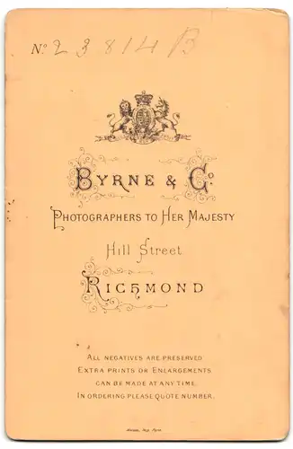 Fotografie Byrne & Co., Richmond, Hill Street, Portrait ältere Dame mit Buch an Fell gelehnt