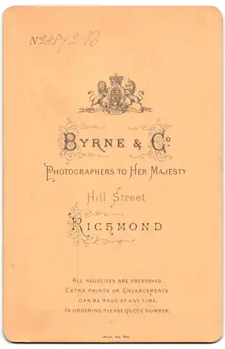 Fotografie Byrne & Co., Richmond, Hill Street, Portrait junge Dame im Kleid am Tisch sitzend