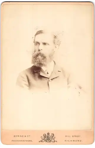 Fotografie Byrne & Co., Richmond, Hill Street, Portrait modisch gekleideter Herr mit Vollbart