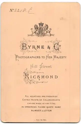 Fotografie Byrne & Co., Richmond, Hill Street, Portrait modisch gekleideter Herr mit Vollbart