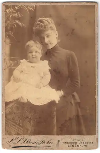 Fotografie H. S. Mendelssohn, London-W, 14, Pembridge Crescent, Portrait bürgerliche Dame und Kleinkind