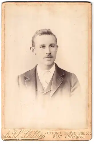 Fotografie S. P. L. Phillips, Oxford, Portrait junger Mann im Anzug mit Krawatte