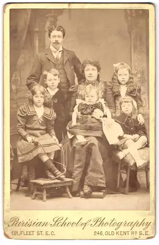 Fotografie Parisian School of Photography, London, 246 Old Kent Road, Portrait bürgerliches Paar mit fünf Kindern