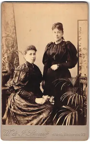 Fotografie W. & J. Stuart, London-SW, 47 & 49, Brompton Road, Portrait zwei junge Damen in festlichen Kleidern