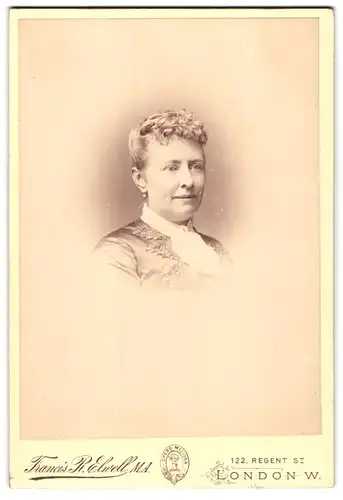 Fotografie Francis R. Elwell, London-W, 122, Regent St., Portrait bürgerliche Dame mit zeitgenössischer Frisur