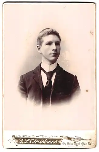 Fotografie L. L. Christmas, London, 104, Stoke Newington Rd., Portrait junger Mann im Anzug mit Krawatte