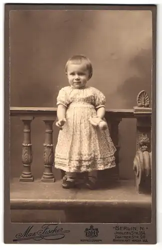 Fotografie Max Fischer, Berlin-N, Invaliden Strasse 164, Portrait kleines Mädchen im hübschen Kleid mit Puppe