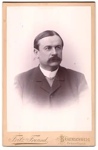 Fotografie Fritz Freund, Braunschweig, Casparistrasse 3, Portrait modisch gekleideter Herr mit Schnurrbart