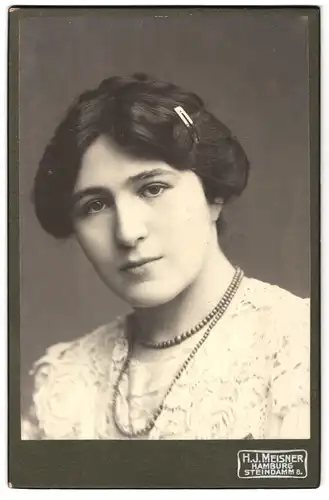Fotografie H. J. Meisner, Hamburg, Steindamm 8, Portrait junge Dame mit Hochsteckfrisur und Halskette