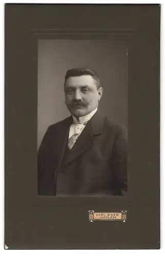 Fotografie Carl Bock, Anklam, Portrait eleganter Herr mit Schnauzbart