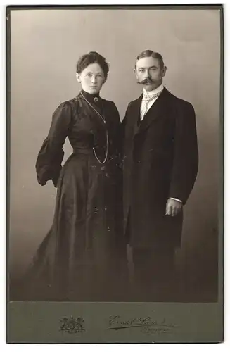 Fotografie Ernst Lürs, Bremen, Am Wall 141, Portrait junges Paar in eleganter Kleidung